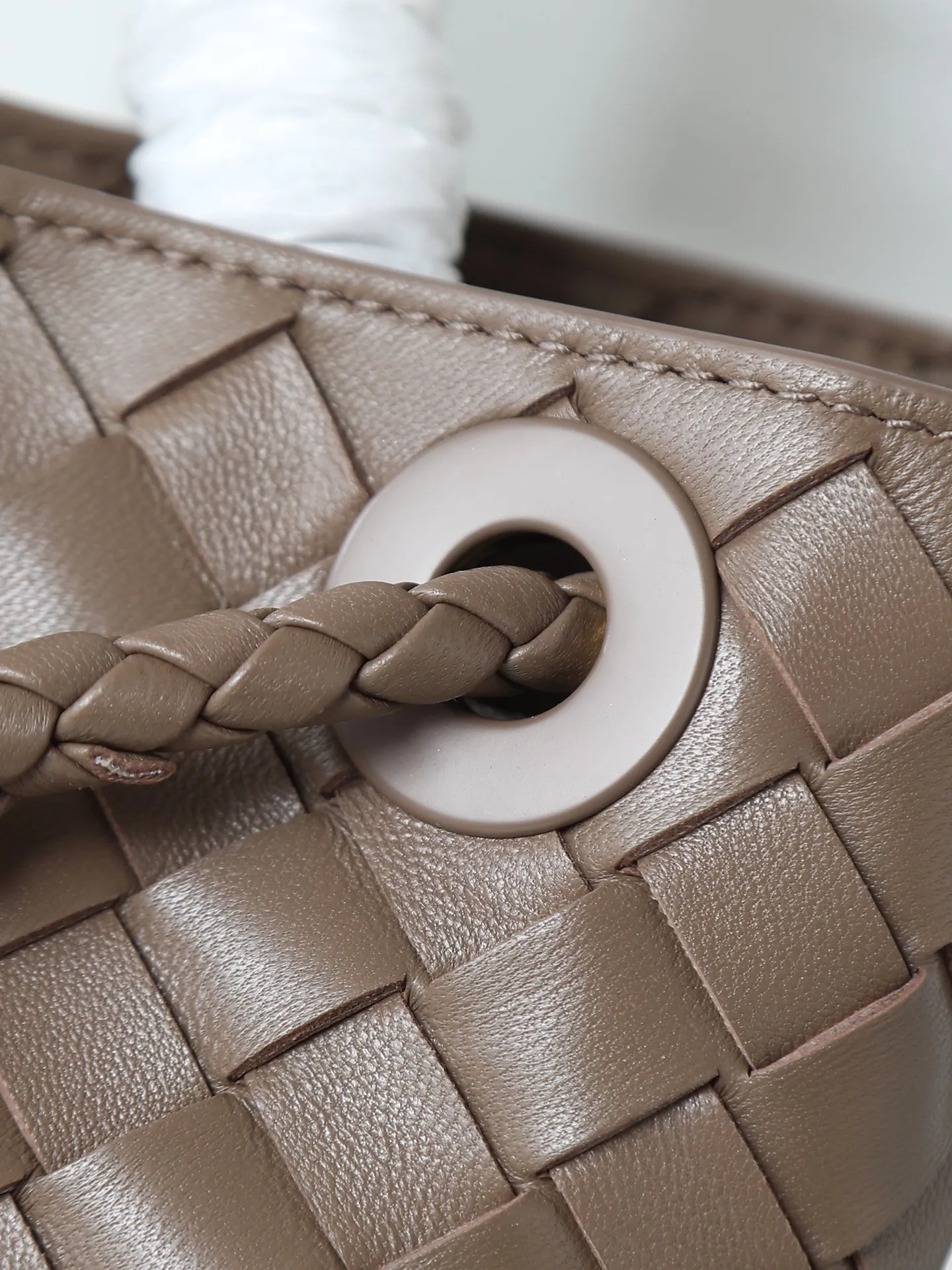 1300. Andiamo is shipping‼ ️Really popular🔥The new Andiamo woven handbag launched by Bottega Veneta this season is really popular all over the world! ! Celebrities at home and abroad have worn it, and Oscar-winning actress Michelle Yeoh has taken it out on the street. Song Jia, Trai Yala, Yu Feihong, Sanji Ayaka, Rosie Hunting-Whiteley, Yoshioka Riho, etc. have all worn this bag. It is classic and versatile and shows off your temperament, and the bag capacity is also large, which is very convenient for daily commuting! ! A variety of carrying methods, the shoulder straps can be adjusted by yourself, the original lambskin feels soft and delicate, and the unisex style breaks the gender boundaries and brings a more practical and long-lasting use experience. Andiamo, which has both elegant and casual styles, perfectly interprets the true appearance of "fashionable old money style". Style number: 766014 Size: 25*22*10.5cm